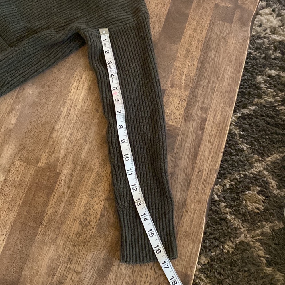 Madewell adorable short sweater with great pockets in front. - Picture 7 of 11
